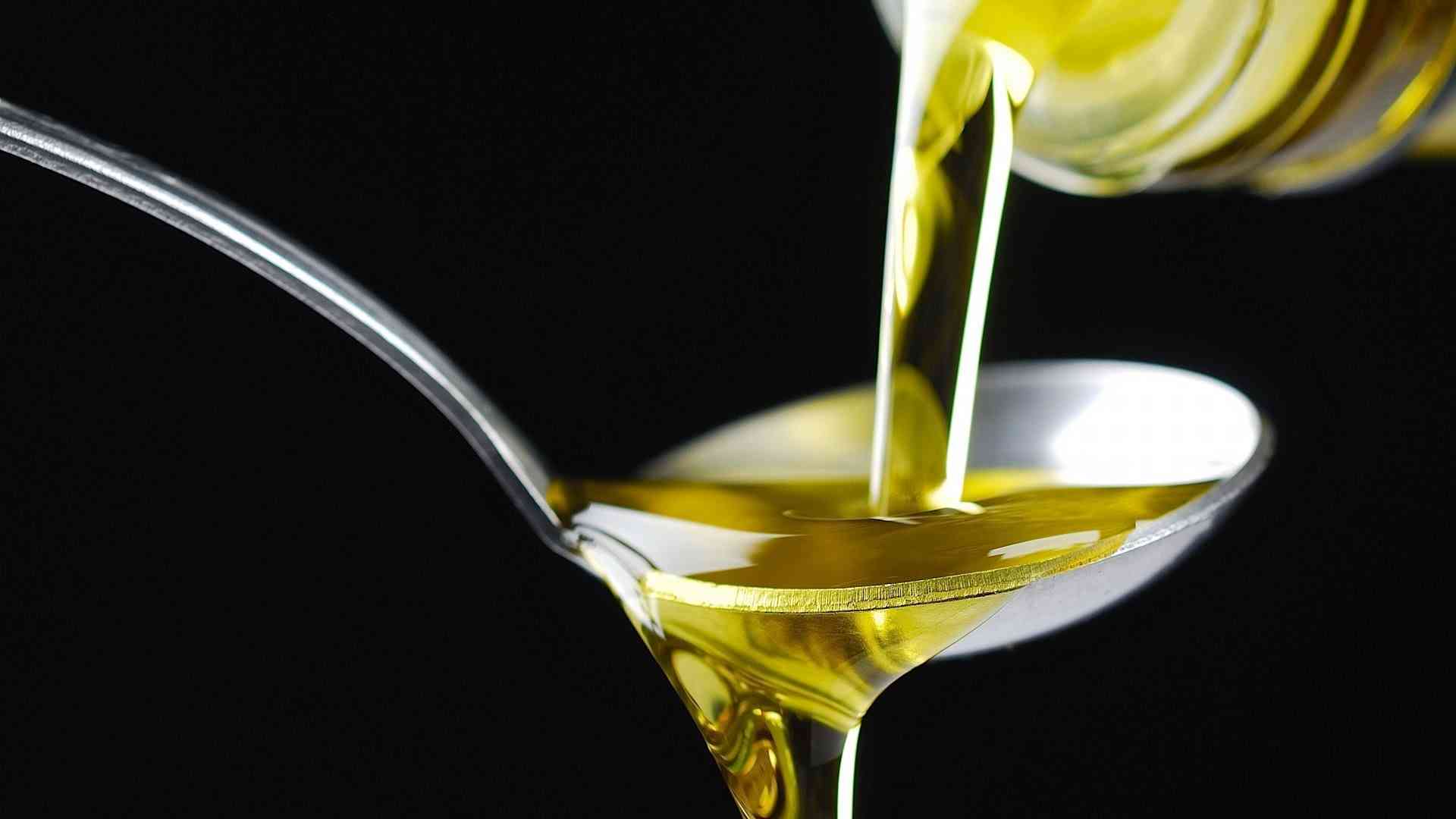 Раст масло в столовой. Масло в ложке. Оливковое масло. Растительное масло. Капля растительного масла.